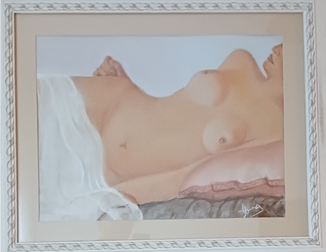 Mujer desnuda sobre diban