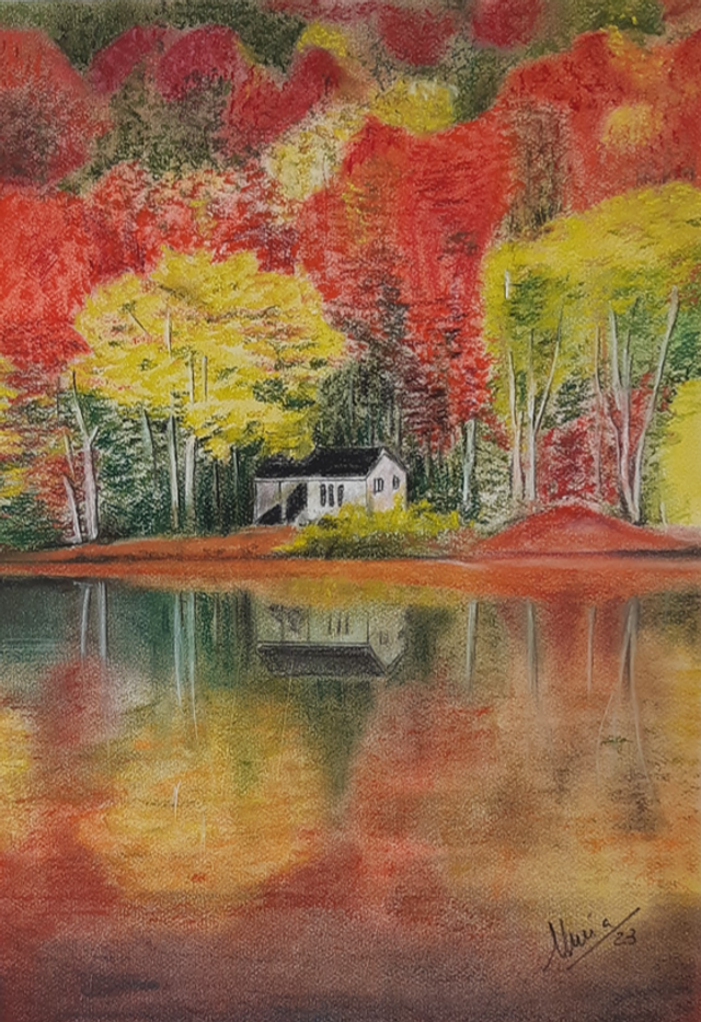 Casita en el lago en otoño.
